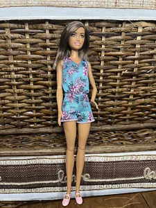 Barbie Fashionistas/Career Latina Bambola al ginocchio snodata - Maglione floreale - Foto 1 di 3