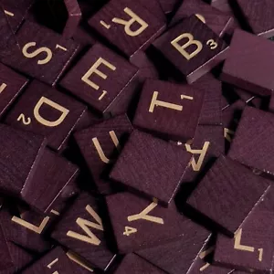 Azulejos de letras SCRABBLE DELUXE 2001 genuinos, rojo oscuro/marrón piezas de repuesto de colección - Imagen 1 de 1