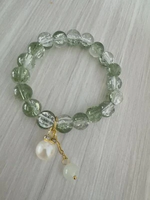 Pulsera elástica con cuentas de cristal verde con perlas blancas con perlas blancas Foto 1 de 4
