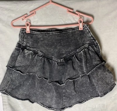 Minifalda vaquera gótica con volantes lavados ácidos negros marca SO talla 11/30 W Foto 1 de 4