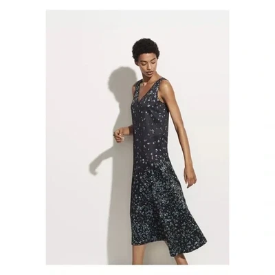 Vestido recto Vince para mujer talla grande floral satinado midi cuello en V asimétrico negro Foto 1 de 4