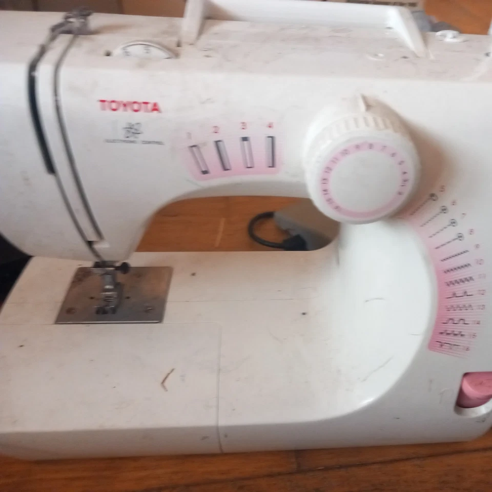 Toyota SE13 RS2000 White Sewing Machine — 第 1/1 张图片