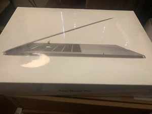 NUEVO Sellado Apple MacBook Pro 15" (512GB SSD, i7 Quad Core, 16GB, Touch Bar) - Imagen 1 de 3