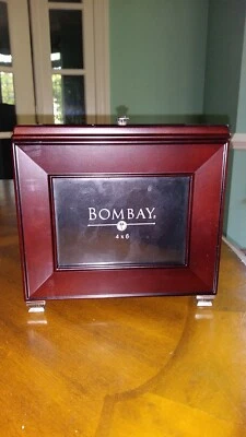 Nueva caja de almacenamiento de fotos de caoba Bombay Company Foto 1 de 4