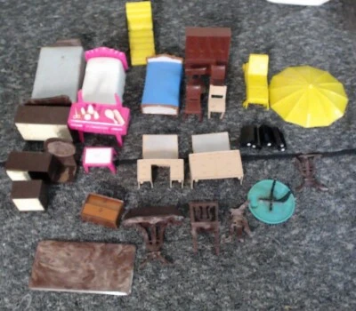 LOTE GRANDE de colección mezcla de plástico baquelita muebles casa muñecas piezas y piezas Foto 1 de 3