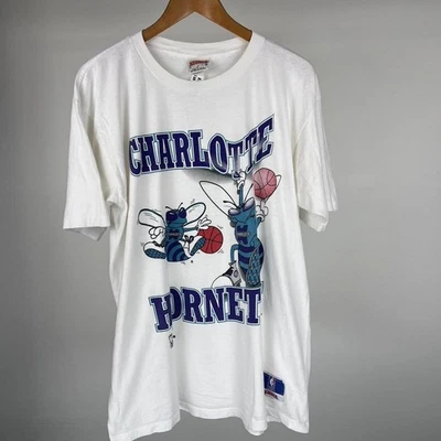 Camiseta gráfica vintage Nutmeg Mills años 90 Charlotte Hornets puntada única  Foto 1 de 4