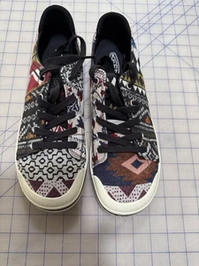 KEEN WOMANS SIZE 10.5 TENNIS SHOE LOW TOP - Picture 1 of 9