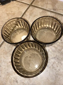 Arcopal ~ 3 cuencos de ramekin acanalados de vidrio ahumado vintage de Francia - Excelente - Imagen 1 de 2