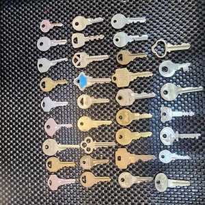 Misc Lot of 34 Vintage Keys Ilco, Master, Wright, National, Security Flat Etc - Picture 1 of 9