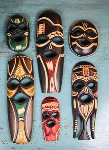 Lotto/6 maschere facciali tribali Asst legno africano intagliate dipinte a mano da 3 3/4" a 8 1/2" - Foto 1 di 16