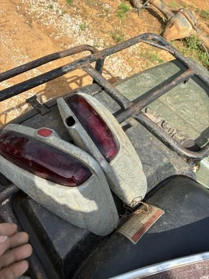 PAR DE MONTAJE DE CARCASA LUZ TRASERA IZQUIERDA Y DERECHA KAISER 1949 1950 VINTAGE Foto 1 de 4