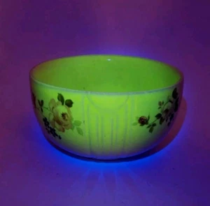Vintage 1930s Cream Color Uranium Glazed 6" Mixing Bowl Art Deco w/ Roses Glows - Picture 1 of 18