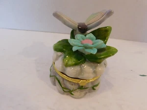Porzellan aufklappbare Schmuckschatulle mit geformten Blumen und Schmetterling - Bild 1 von 5
