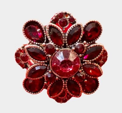 Anillo cristal rojo y lucita, ajustable, min. talla 7, tono plata, diseño flor Foto 1 de 4