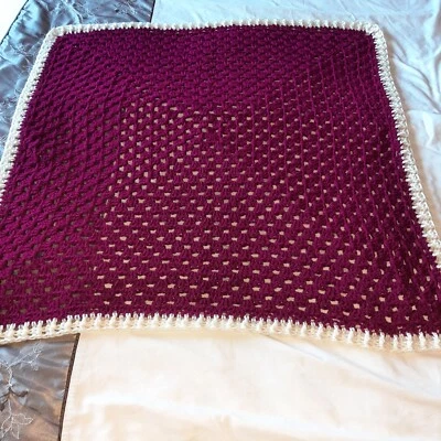 Manta de bebé de ganchillo hecha a mano en colores pastel.  Foto 1 de 3