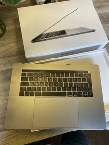Apple MacBook Pro (2017) | 15,4" | i7-7700HQ | 16 GB RAM | 256 GB SSD - Afbeelding 1 van 12