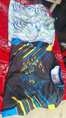  Rash Guard 两 (2) 件套 白色、绿色、蓝色和掠食者头骨 均码 m — 第 1/4 张图片