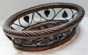 Cesta decorativa de metal y madera, ovalada, patrón de hojas - Imagen 1 de 5