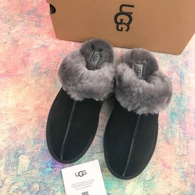 Zapatilla UGG Scuffette II negra/gris sin cordones de piel de oveja con lana plana de gamuza para mujer Foto 1 de 4