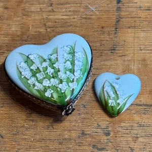 Limoges Lily-Of-The-Valley Peint Main Porcelain Heart Trinket Box With Pendant - Picture 1 of 6