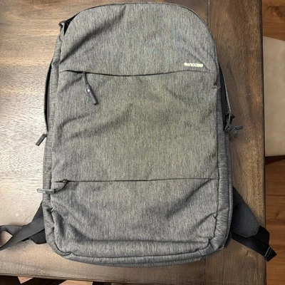 Mochila Incase City Gris Brezo Múltiples Cremalleras Excelente Estado Foto 1 de 4