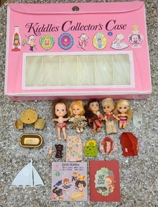 Estuche de Coleccionista Liddle Kiddles Rosa Años 60 + Muñecas + Accesorios + Folletos - Imagen 1 de 24