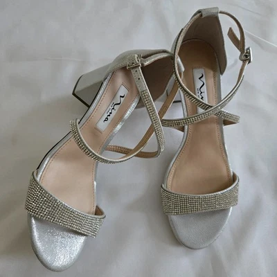 Sandalia Nina con tiras plateadas con estrás talla 6,5 M Foto 1 de 4
