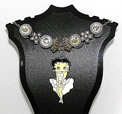 Collar Betty Boop llamativo, con dijes blancos y brillantes AB Foto 1 de 4