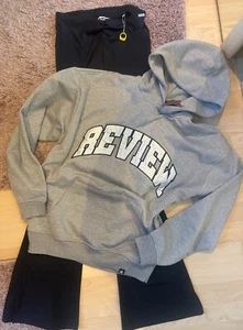 Review Logo Hoodie silber M + Hose Flare schwarz long S Aktuell NEU NP150€ - Bild 1 von 2