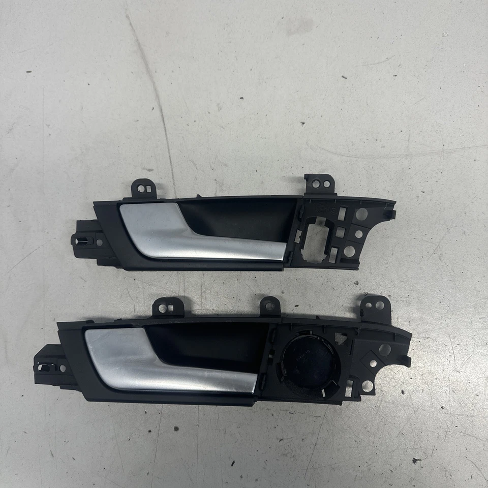 AUDI A3 2010 8P MANIJA DE PUERTA INTERIOR N/S DELANTERO TRASERO IZQUIERDO LADO CERCANO 8P4839019 Foto 1 de 4