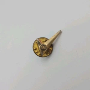 Vintage 1968 UAW United Auto Workers Check Mark Vote Tack Pin goldfarben - Bild 1 von 4