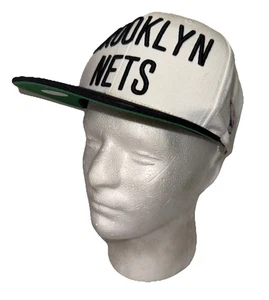 Gorra Mitchell & Ness Brooklyn Nets para hombre con cierre a presión blanca negra nombre deletreado - Imagen 1 de 9