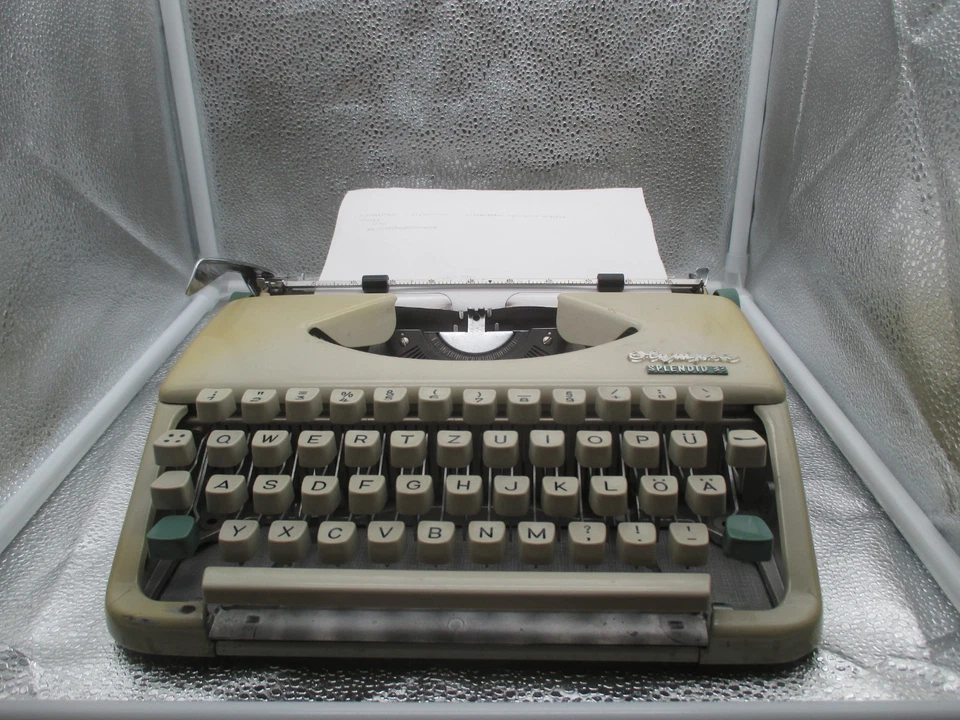 1 Schreibmaschine von Olympia Splendid 33 Reise Schreibmaschine - Bild 1 von 4