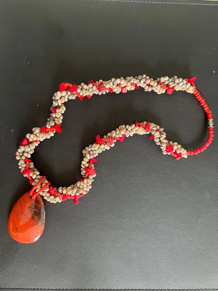 Collar de colección de coral y concha con colgante de jaspe rojo  Foto 1 de 3