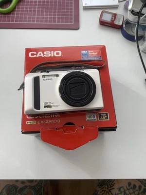  CASIO EXILIM EX-ZR100 kompakte Digitalkamera   - Bild 1 von 4