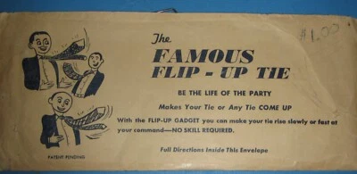 Antiguo accesorio de corbata de novedad "The Famous Flip Up Tie" Foto 1 de 3