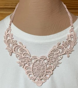 Schöne seltene 60er Vintage hellrosa Emaille beschichtete Metall Deckchen Spitze Halskette Exc - Bild 1 von 7