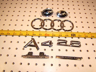 Tapa cubierta trasera Audi A4 2.8 quattro cromo/plástico negro OEM 1 juego de 8 emblemas, Foto 1 de 4