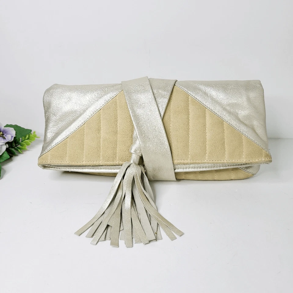 Bolso sin asas Goldenbleu para mujer cuero dorado gamuza acolchado envolvente flecos-leer Foto 1 de 4