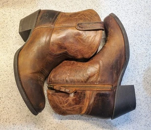 Stivaletto donna ARIAT Darlin invecchiato pelle marrone zip alla caviglia tacco 2" taglia 9B - Foto 1 di 11