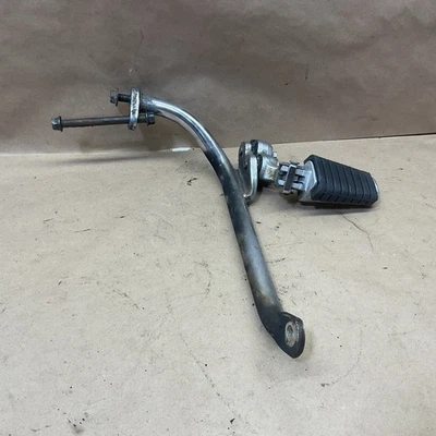 Yamaha Virago 1100 - Clavija de pie - Lado derecho - Montaje de clavija Foto 1 de 4