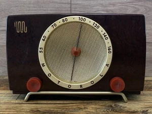 Radio d'epoca Motorola 5X11U a valvole in bachelite AM si accende non revisionata - Foto 1 di 18