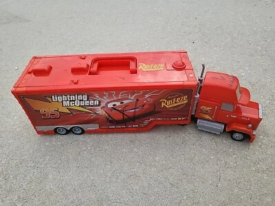 Estuche de almacenamiento para 16 autos Disney Cars Mack Transporter semi camión Foto 1 de 4