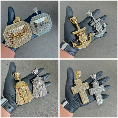 Colgante/cadena personalizada de oro de 18 quilates con diamantes de circonita cúbica de gran tamaño Foto 1 de 4