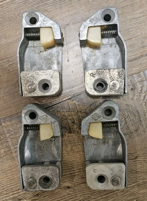 Ambassador Rambler Classic 1962 4 puertas Rt & Lt pestillo de puerta Strikers AMC nuevo de fábrica OEM  Foto 1 de 4