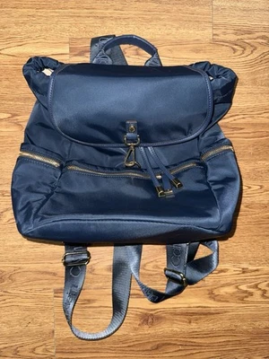 Mochila Calvin Klein Azul Marino Cremallera Talla 2P con Hebilla Logotipo CK Dorado Foto 1 de 4