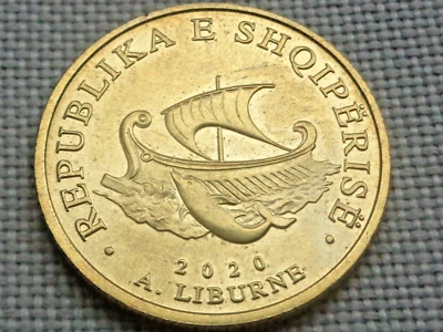 Albania 20 Leke 2020 Antiguo barco pirata ilirio Liburniano galera en delfín marino Foto 1 de 2