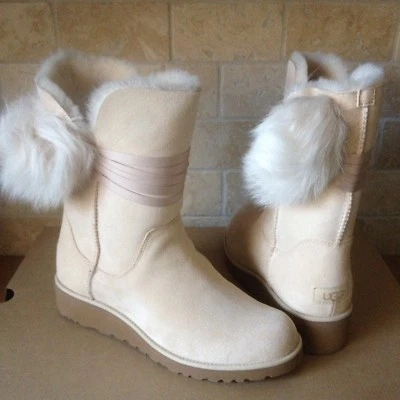 BOTAS CORTAS UGG BRITA CREMA TOSCANA POM POM GAMUZA CUÑA TALLA US 6 MUJER Foto 1 de 4