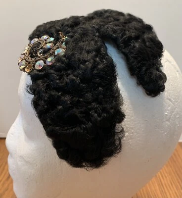 SOMBRERO estilo curveta vintage para damas - piel sintética con pedrería y pieza focal de metal Foto 1 de 4