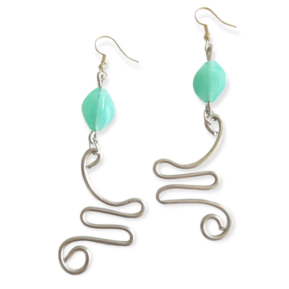 Orecchini lunghi alluminio argentati Tecnica Wire perlina color azzurro gioielli - Immagine 1 di 4